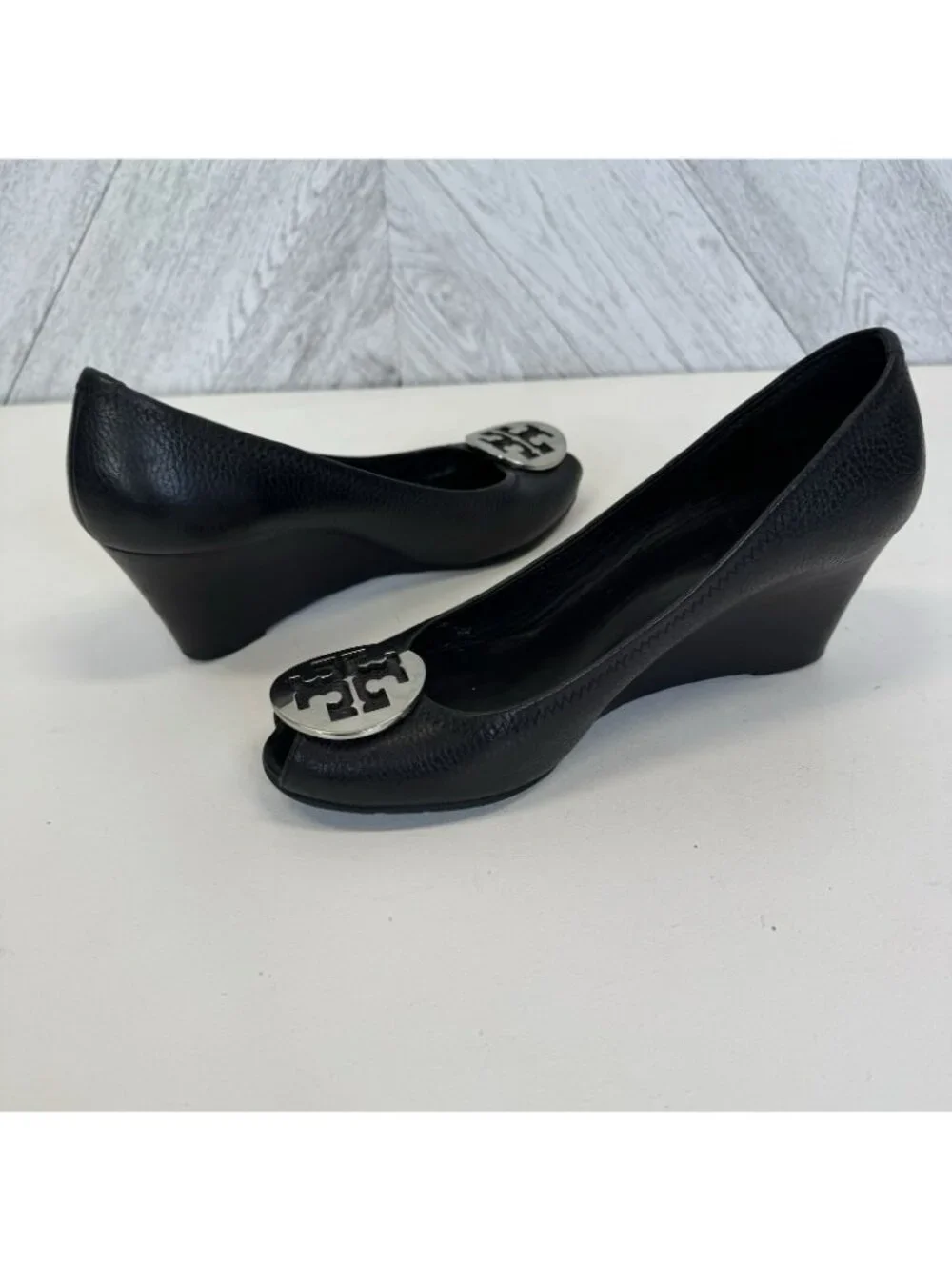 Tory Burch Sally 2 Black Leather Peep Toe Wedge Shoes Womens Size 10 Silver Logo